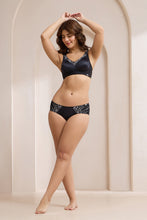 Load image into Gallery viewer, Amante Radiant Curves Non-Padded Non-Wired Bra - Black 112801