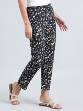 Load image into Gallery viewer, Go Colors Black Cotton Knit Printed Lounge Pants
