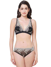 Load image into Gallery viewer, Wacoal Embrace Lace Non Padded Non Wired 3/4th Cup Bridal Wear Medium coverage Lace Bralette - Black 852191
