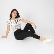 Load image into Gallery viewer, On&amp;On Capri Pant
