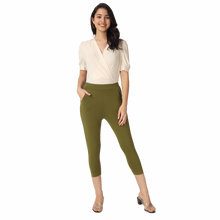 Load image into Gallery viewer, On&amp;On Capri Pant
