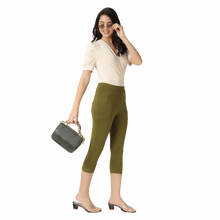 Load image into Gallery viewer, On&amp;On Capri Pant
