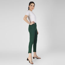 Load image into Gallery viewer, On&amp;On Straight Pant Bottle Green
