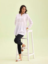 Load image into Gallery viewer, Go Colors Black Cotton Stretch Cropped Leggings

