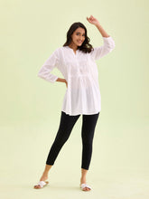 Load image into Gallery viewer, Go Colors Black Cotton Stretch Cropped Leggings
