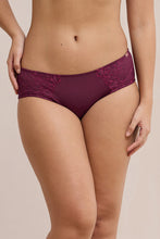 Load image into Gallery viewer, Amante Radiant Hipster Panty - Burgandy 112901

